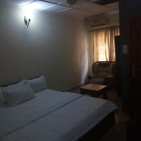 Holla-Jobi Guest House Лаґос Екстер'єр фото