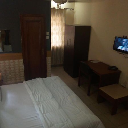 Holla-Jobi Guest House Лаґос Екстер'єр фото