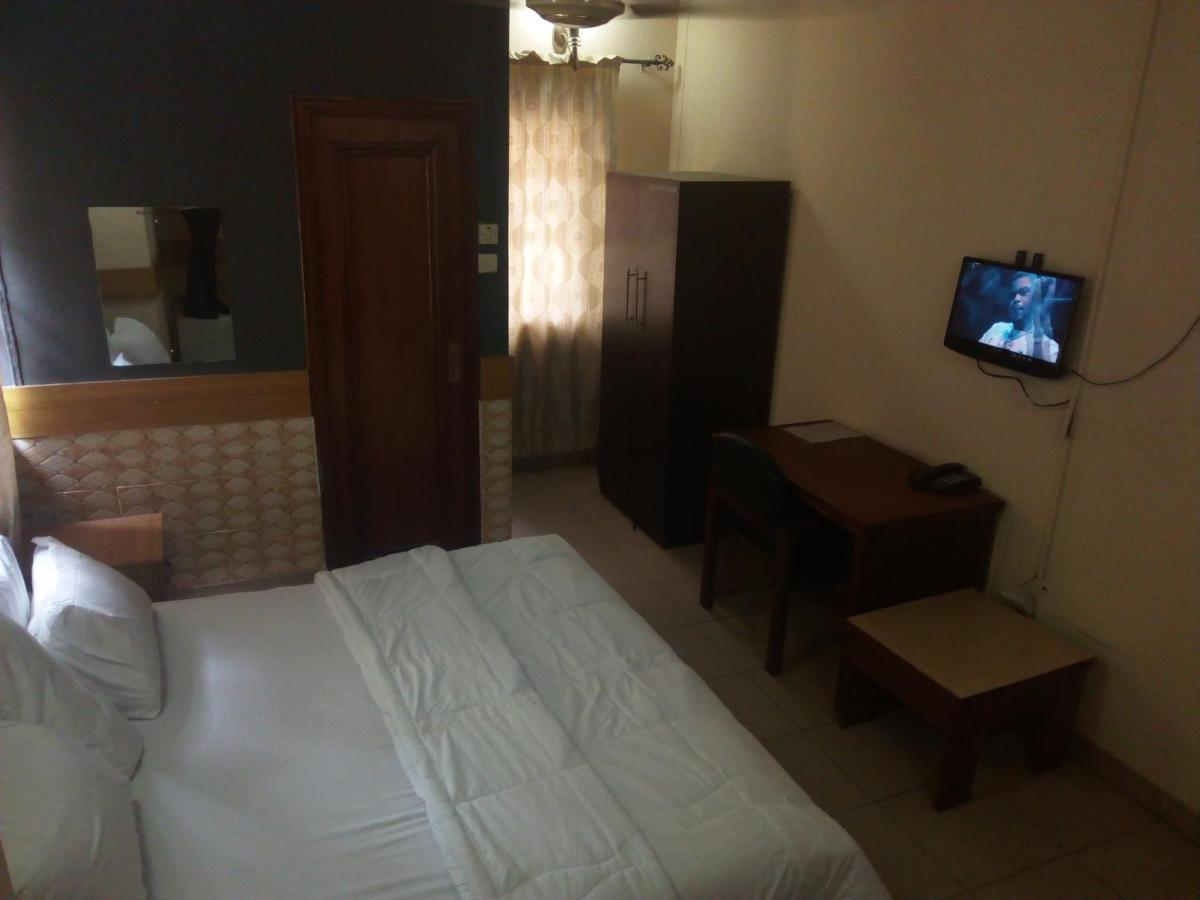 Holla-Jobi Guest House Лаґос Екстер'єр фото