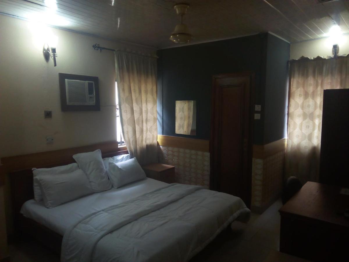 Holla-Jobi Guest House Лаґос Екстер'єр фото